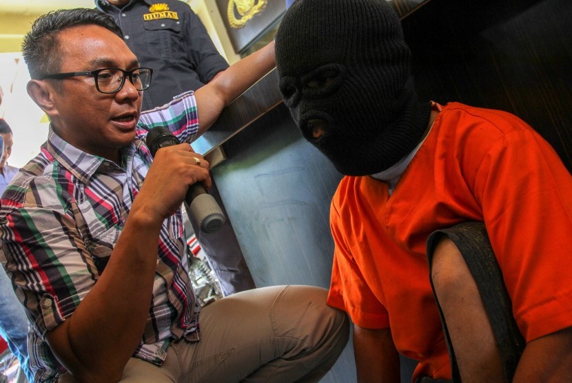Aparat memeriksa tersangka pelaku penculikan perempuan di Medan. (Ilustrasi)
