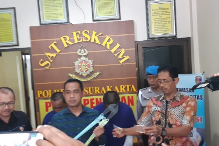 Kasat Reskrim Polresta Solo, Kompol Fadli, menunjukkan barang bukti berikut dua tersangka pencurian sekitar 500 ponsel di Mal Matahari Singosaren, dalam konferensi pers di Mapolresta Solo, Kamis (3/1).