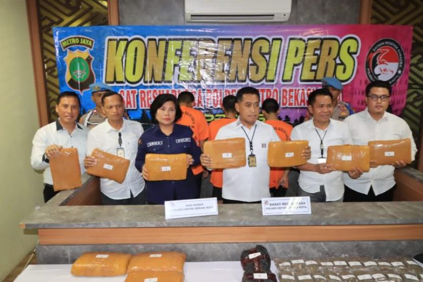 Kasat Resnarkoba Polres Metro Bekasi Kota, Kompol Guntur Nugroho dan jajaran saat rilis penangkapan pengedar narkoba.