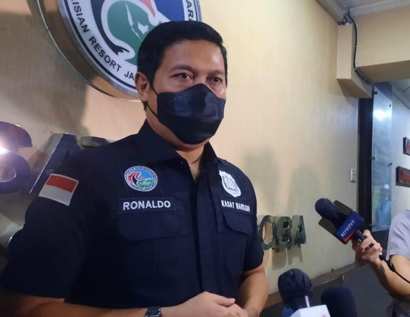 Kasat Narkoba Polres Metro Jakarta Barat AKBP Ronaldo Maradona Siregar saat memberikan keterangan kepada wartawan terkait kasus penyalahgunaan narkotika yang menjerat musisi Anji di Mapolres Jakbar, Selasa (15/6). 