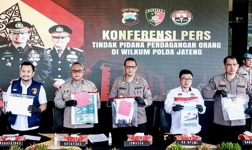   Kasatgas TPPO Polda Jawa Tengah, Brigjen Pol Abiyoso Seno Aji (dua dari kiri), menunjukkan sejumlah barang bukti dari penindakan kasus TPPO di wilayah Polda Jateng, saat digelar konferensi pers di lobi Mapolda Jateng, di Semarang, Senin (12/6).
