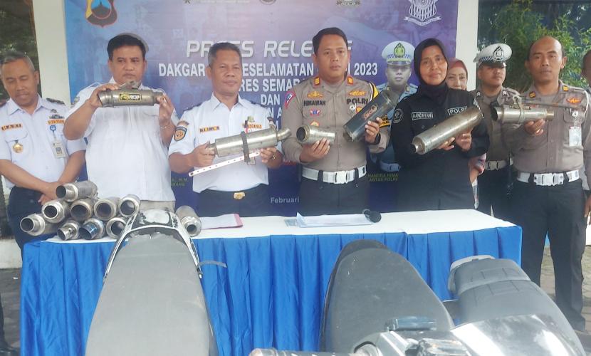  Kasatlantas Polres Semarang, AKP Dwi Himawan Chandra, dan Kepala Dishub Kabupaten Semarang menunjukkan knalpot brong yang diamankan dari para pelaku balap liar selama digelar Operasi Keselamatan Lalu Lintas candi 2023 di wilayah hukum Polres Semarang, di Mako Satlantas Polres Semarang di Ungaran, Kabupaten Semarang, Senin (20/2).