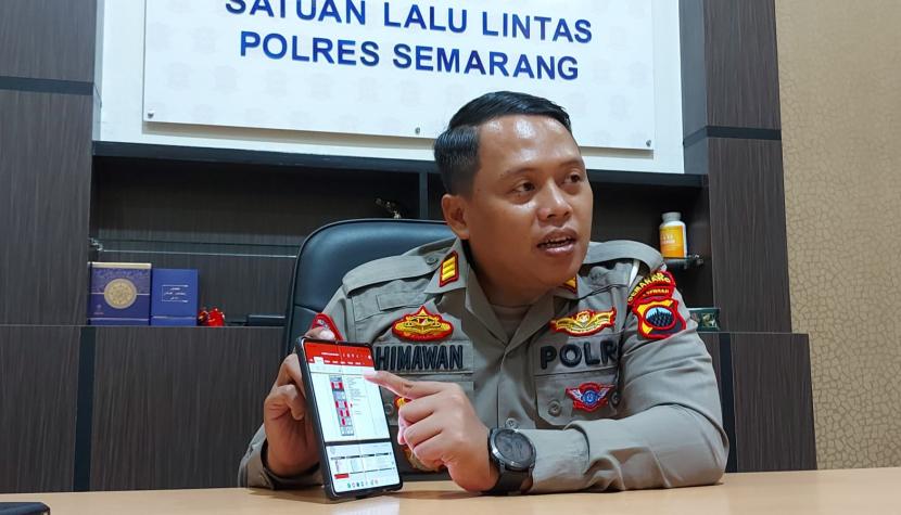 kasatlantas Polres Semarang, AKP Dwi Himawan Chandra menjelaskan beberapa temuan dar penyelidikan kasus kecelakaan lalu lintas di KM 438+500 B ruas tol Semarang- Solo, di ruang kerjanya, Senin (26/9).
