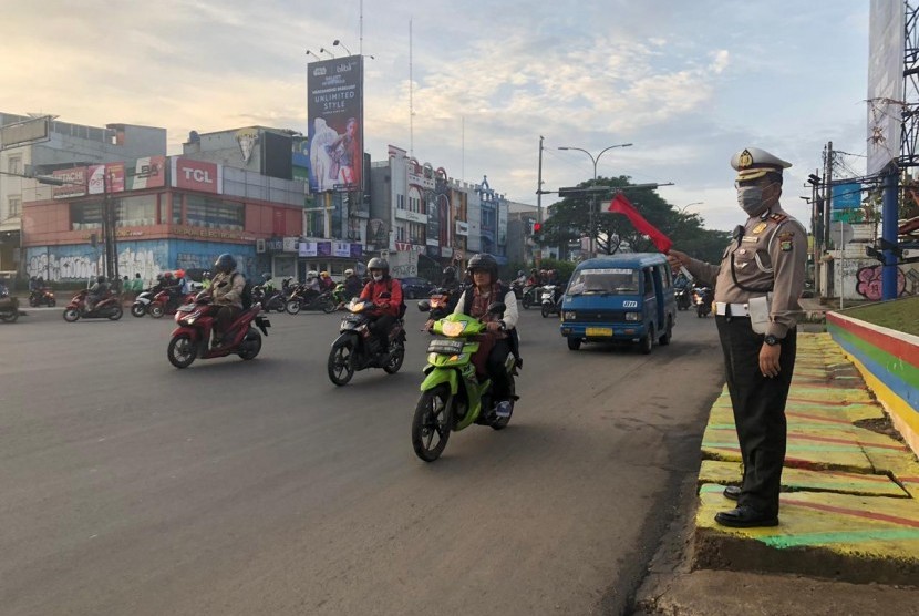Kasatlantas Polrestro Depok, Kompol Sutomo sedang mengatur lalulintas di Jalan Margonda, Depok. (ilustrasi)