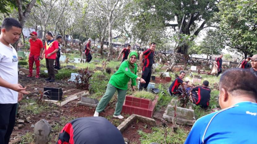 Kasatpol PP Depok Lienda datangi dan bersihkan sampah di area pemakaman RW 18 Pancoranmas, Kota Depok, Jumat (13/3).(Republika/Rusdy Nurdiansyah)