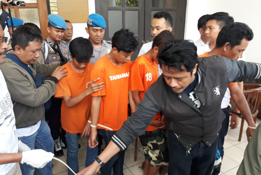 Kasatreskrim AKBP M. Yoris Maulana menunjukkan barang bukti penganiayaan yang mengakibatkan warga Jakarta meninggal saat pertandingan Persib Vs Persija. 