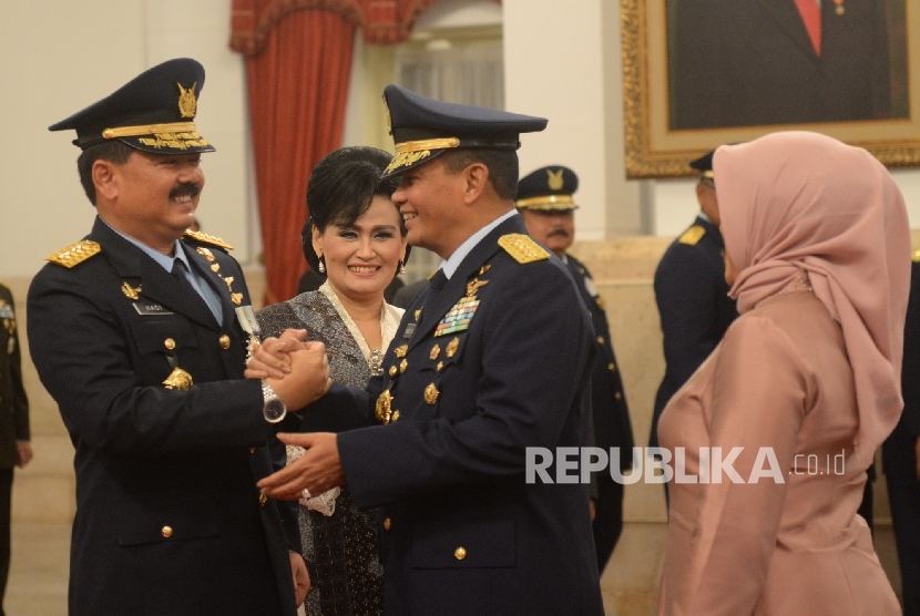  KASAU Hadi Tjahjanto (kiri) menerima ucapan selamat dari mantan KASAU Agus Supriatna usai pelantikan oleh Presiden Joko Widodo di Istana Negara, Jakarta, Rabu (18/1).