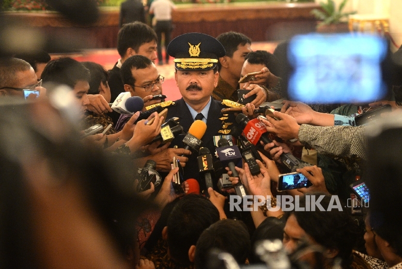 KASAU Hadi Tjahjanto menjawab pertanyaa wartawan usai pelantikan oleh Presiden Joko Widodo di Istana Negara, Jakarta, Rabu (18/1).