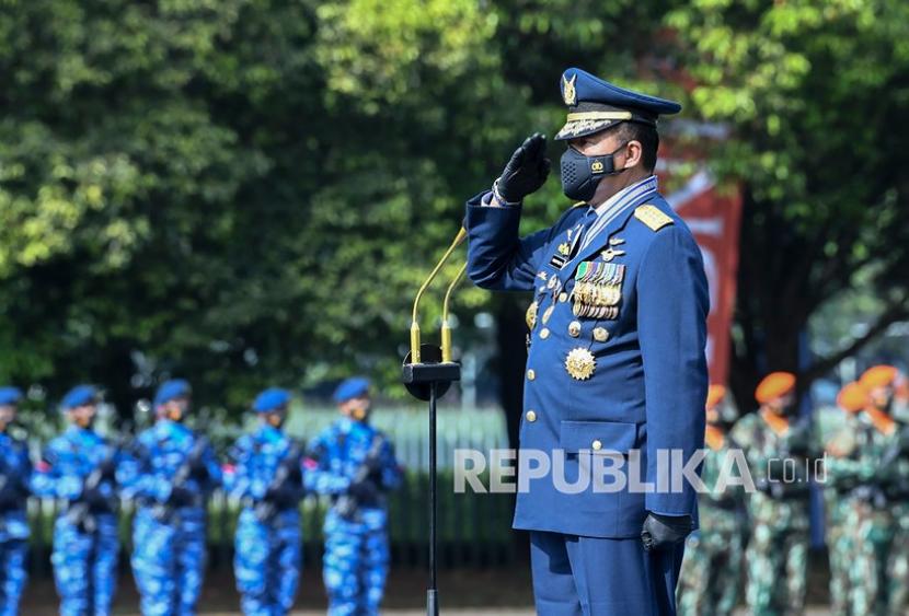 Kasau Marsekal TNI Fadjar Prasetyo saat mengikuti upacara HUT TNI AU Ke-75 di Mabes TNI AU, Cilangkap, Jakarta, Jumat (9/4/2021).  Kasau menyebut pesawat peringatan dini dan pesawat tempur dibutuhkan di masa depan. Ilustrasi.