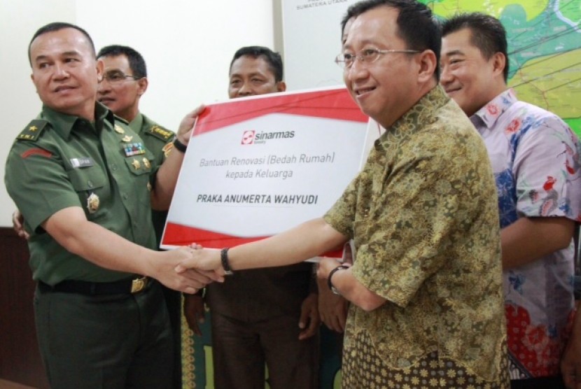 Kasdam I Bukit Barisan, Brigjend Teopan Aritonang menerima secara simbolis bantuan untuk Praka Anumerta Wahyudi dari Direktur Asia Pulp & Paper (APP) Sinar Mas, Suhendra Wiriadinata di Pekanbaru. 