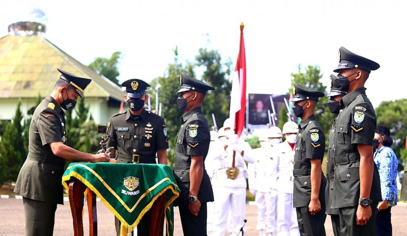Kepala Staf Daerah Militer (Kasdam) III Siliwangi, Brigjen TNI Darmono Susastro melantik 268 siswa Dikmaba menjadi prajurit TNI AD.