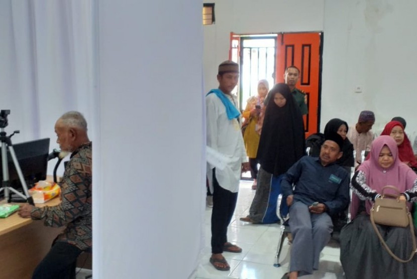 Kasi Haji dan Umrah Kementerian Agama Riau yang ditemani kurang lebih sekitar 20 pengusaha travel sidak ke Kantor VFS Tasheel yang berada di Jl Adi Sucipto No 1 Pekanbaru, Provinsi Riau.