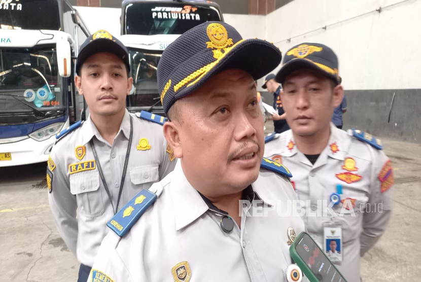 Kasi Lalu Lintas Jalan Sungai, Danau Penyeberangan dan Pengawasan Badan Pengelola Transportasi Darat (BPTD) II Jawa Barat Agus Gunadi memberikan keterangan terkait masih ditemukan bus pariwisata yang tidak laik jalan saat melakukan ramp check di Pool Surya Putra Bandung, Kamis (14/11/2024). 