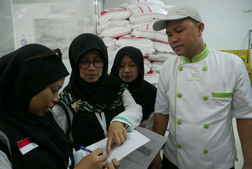 Kasie Ketering Makkah, Evy Nuryana (dua kiri), melakukan pengecekan persiapan perusahaan penyedia katering jamaah haji (Ilustrasi)