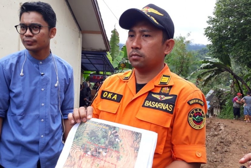 Kasiops Basarnas Jakarta Made Oka dan Danrem 061 Suryakencana Kolonel Inf M Hasan sedang memetakan lokasi pencarian korban longsor di Desa Sirna Resmi Kecamatan Cisolok Kabupaten Sukabumi Kamis (3/1).