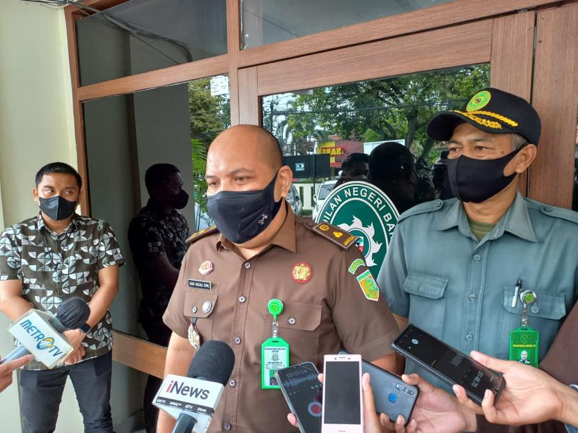 Kasipenkum Kejati Jabar Dodi Gazali Emil memberikan keterangan kepada media tentang pelimpahan berkas kasus ujaran hoaks Bahar Smith ke PN Bandung.