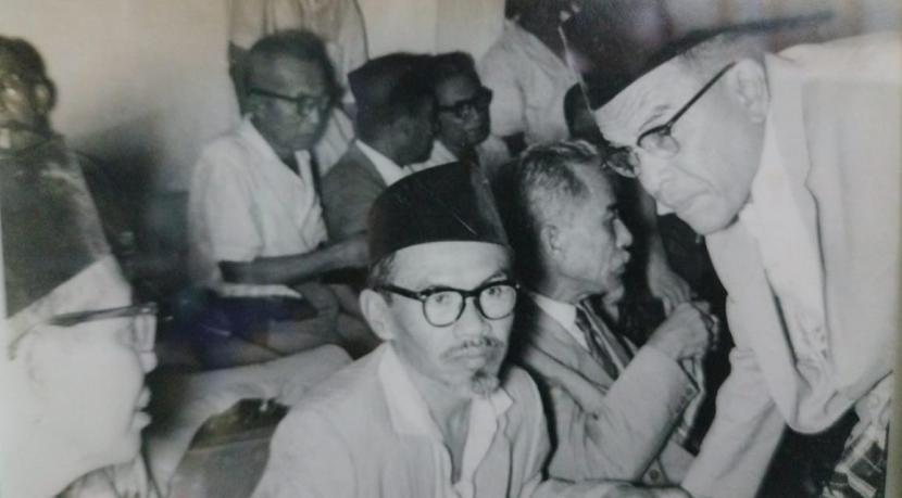 Kasman Singodimedjo bersama sahabat perjuangan; M. Natsir, Buya Hamka, Prawoto Mangkusasmito dan Keluarga Besar Bulan Bintang di acara Tasyakur Pelepasan Penjara di Masjid Agung Al-Azhar Kebayoran Jakarta  tahun 1967.