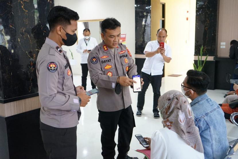 Kasubbid Penmas Bid Humas Polda Lampung AKBP Rahmad Hidayat mengenalkan Polri Super App kepada warga Bandar Lampung, Senin (28/11/2022). 
