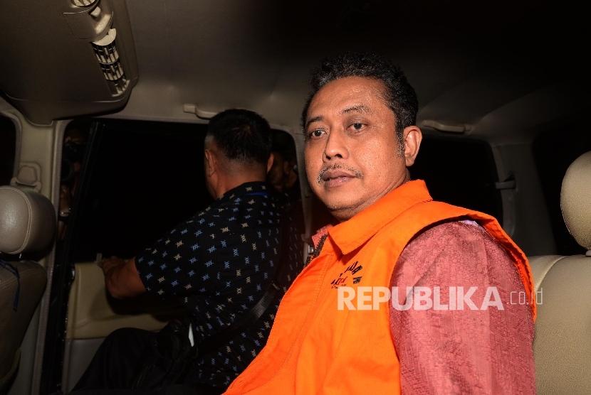 Kasubdit Bukper Ditjen Pajak Handang Sukarna menaiki mobil tahanan seusai diperiksa KPK terkait kasus penyuapan, Jakarta, Selasa (22/11) malam.