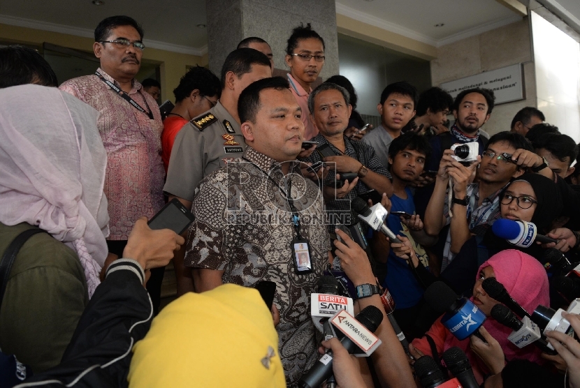 Kasubdit III Tindak Pidana Umum Bareskrim Polri Kombes Pol Umar Surya Fana memberikan keterangan kepada wartawan terkait kasus dugaan prostitusi yang melibatkan artis di Bareskrim, Jakarta, Jumat (11/12). (Republika/Yasin Habibi)