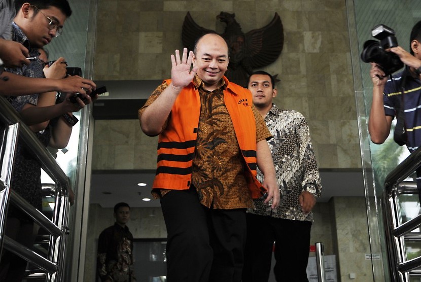 Kasubdit Kasasi dan Peninjauan Kembali Perdata Khusus Mahkamah Agung nonaktif Andri Tristianto Sutrisna (kiri) berjalan keluar seusai menjalani pemeriksaan di Gedung KPK, Jakarta, Jumat (8/4).