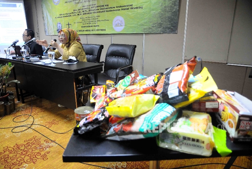 Kasubit Inspeksi Produk Berlabel Halal Badan Pengawas Obat dan Makanan (BPOM) RI Muetia (kanan) serta Direktur Eksekutif Indonesia Halal Watch Ikhsan Abdullah (kiri) (Ilustrasi)
