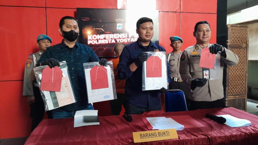 Kasubnit 11 Satreskrim Polresta Yogyakarta, Ipda Albertus Bagas Satria (tengah), merilis kasus penipuan dengan modus pelelangan fiktif di Mapolresta Yogyakarta, Selasa (25/7/2023).