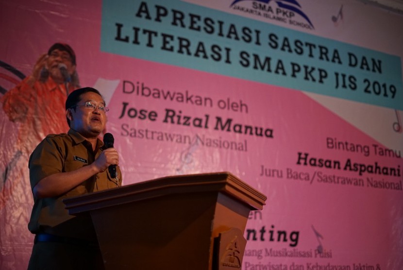 Kasudin Jakart Timur II memberikan sambutan dalam ajang Apresiasi Sastra dan Literasi di SMA PKP JIS.