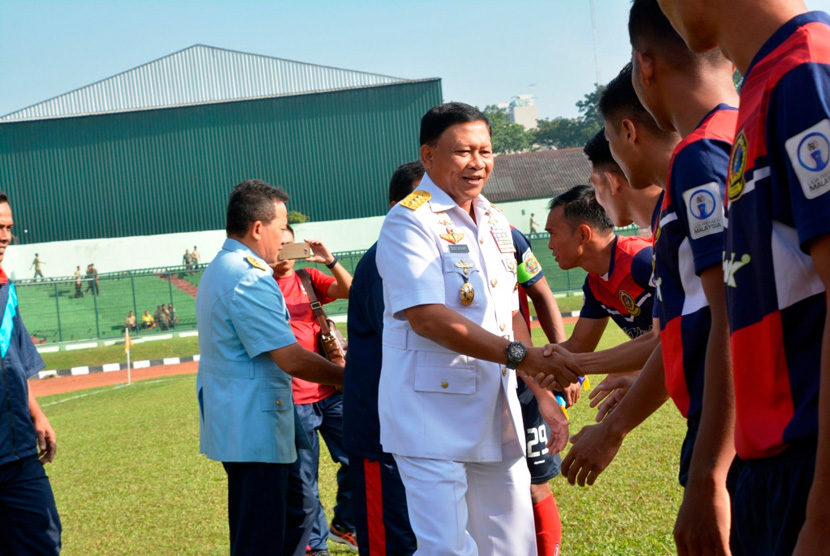 Kasum TNI Laksamana Madya TNI Didit Ashaf mewakili Panglima TNI menghadiri pertandingan persahabatan Sepak Bola Tentara Malaysia dengan Indonesia (PB ATM vs PS TNI) dalam rangka Wira Malindo yang ke 30 di Stadion Siliwangi Bandung. Kamis(8/12).