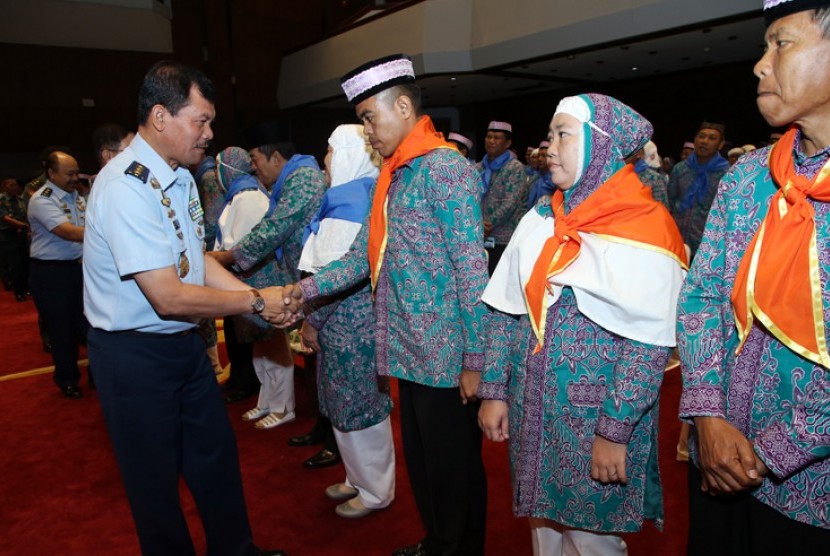 Kasum TNI Marsdya Dede Rusamsi melepas 172 jamaah haji yang diberangkatkan Mabes TNI, Rabu (26/8).