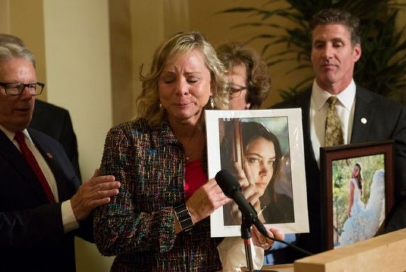 Kasus Brittany Maynard (foto dipegang ibundanya) mendorong UU 'bunuh diri' di California bagi penderita sakit parah disahkan.