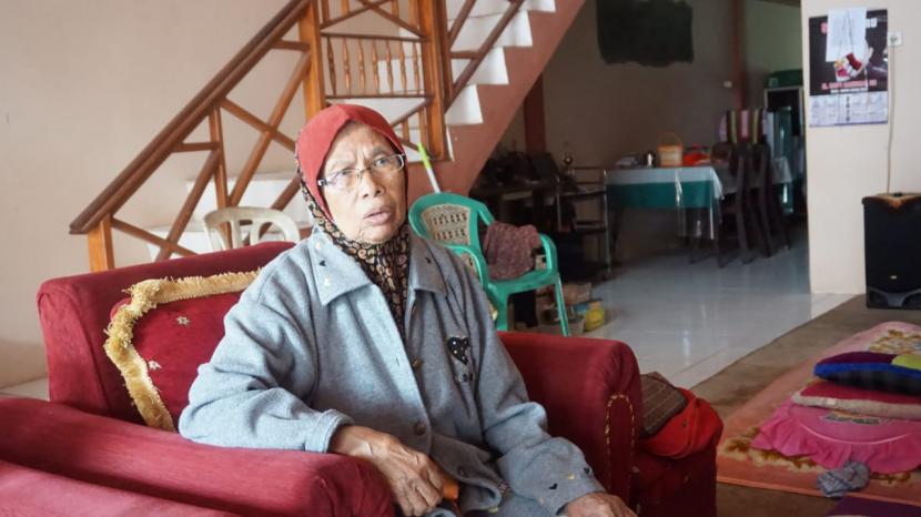 Kaswarni (78) warga Nagari Sulit Air, Kecamatan X Koto Diateh, Kabupaten Solok, Sumatera Barat yang harus lebaran sendiri di kampung halaman karena 6 orang anaknya di rantau tidak bisa pulang kampung.