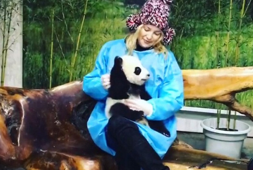 Kate Hudson dan bayi panda