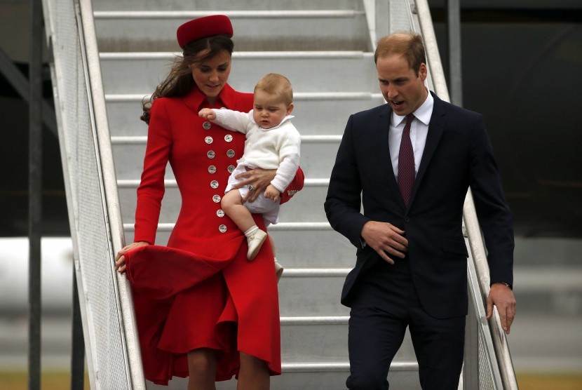 Kate menggendong George bersama Pangeran William saat tiba di Selandia Baru.