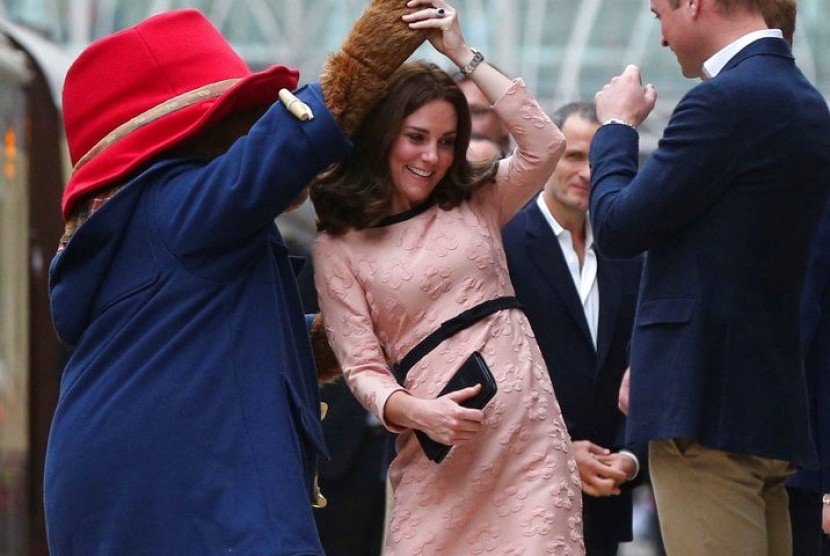 Kate Middleton akhirnya kembali tampil di muka publik, (16/10), setelah terlepas dari kondisi mual parah akibat kehamilan ketiganya.