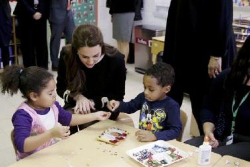 Kate Middleton bersama anak-anak di Nothside Center for Child Development, New Yor, AS.