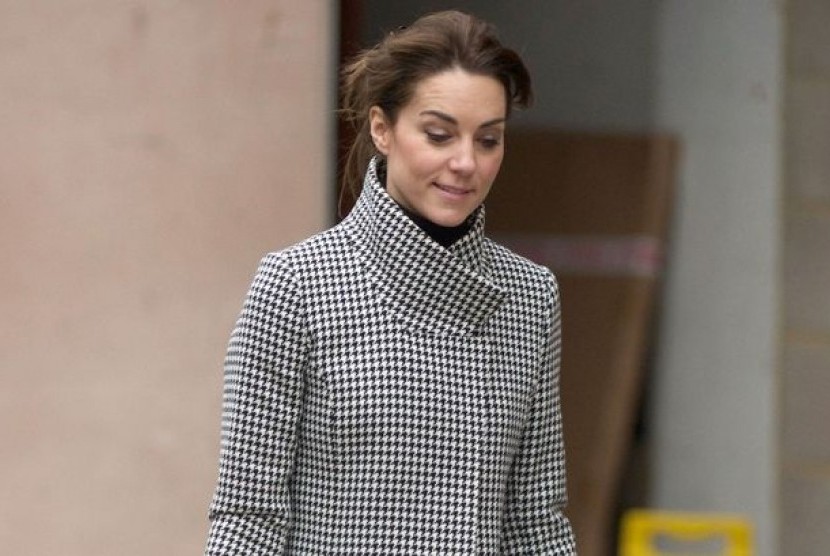 Kate Middleton cukup memulas wajahnya dengan riasan sederhana dan menenteng sendiri belanjaannya saat tampak mengunjungi salah satu department store di London.