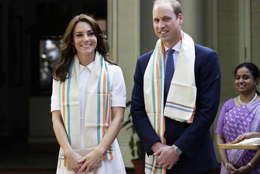 Kate Middleton dan Pangeran William dalam kunjungannya ke India.
