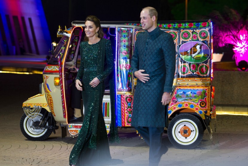 Kate Middleton dan Pangeran William saat kunjungan ke Islamabad, Pakistan, Selasa (15/10).