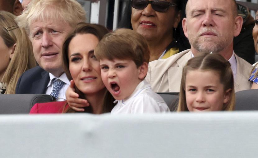 Kate Middleton dan putra bungsunya Pangeran  Louis menyaksikan perayaan Platinum Jubilee di luar Istana Buckingham di London, Ahad, 5 Juni 2022. Selama perayaan, Louis tampak berulah layaknya anak berusia empat tahun lainnya dan Kate berusaha menenangkannya.