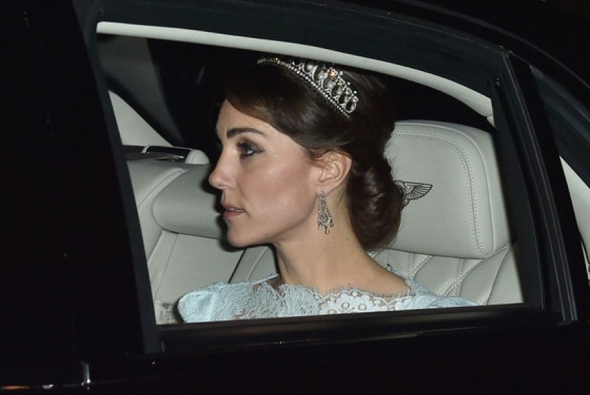 Kate Middleton menghadiri acara di Buckingham Palace mengenakan tiara Lover's Knot yang dulu dimiliki Putri Diana.