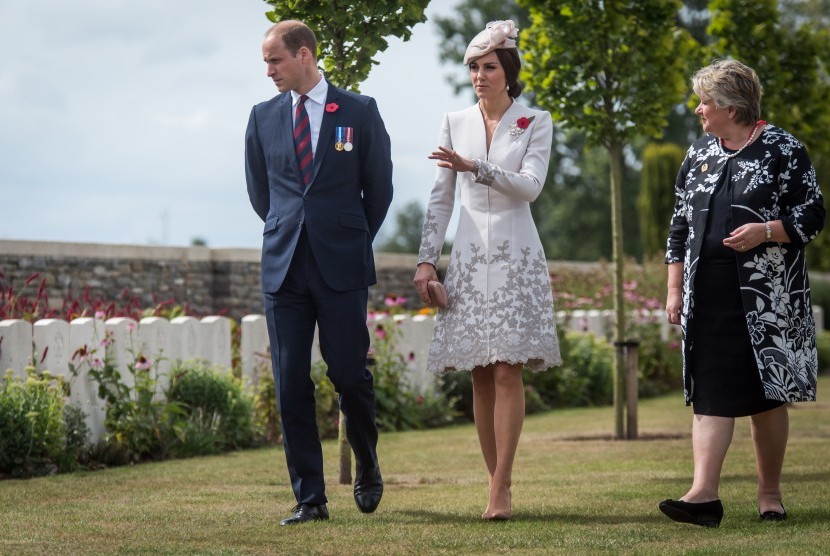 Kate Middleton (tengah) bersama suaminya Pangeran William (kiri). Kate kerap tampil anggun dalam balutan sepatu hak tinggi.