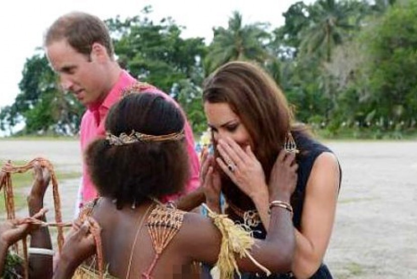 Kate Middleton terkejut saat mendapat kalungan bunga dari penduduk lokal di Marau, Kepulauan Solomon