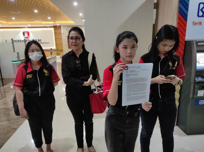 Kate Victoria Lim menunjukkan surat yang ditujukan kepada Kapolri perihal ajakan berdebat.