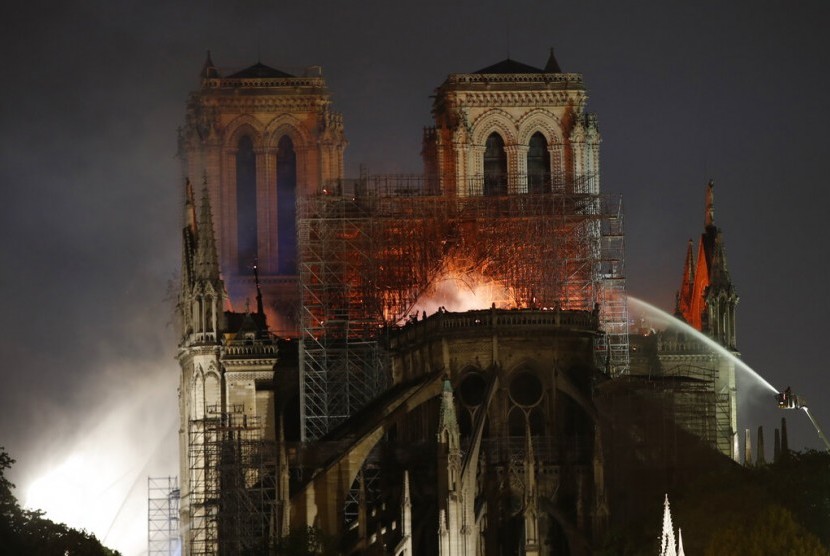 Katedral Notre-Dame di Paris terbakar