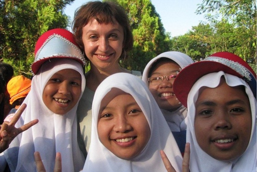 Kath Papas (center) with local children in Desa Tegowangi, Kediri, at Arts Island Festival.  