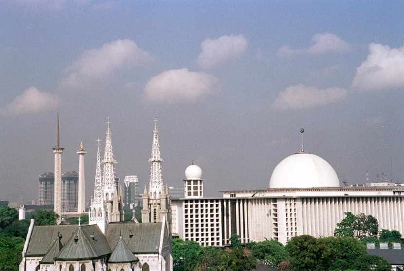 Kathedral Church (left) is side by side with Istiqlal Mosque in Jakarta. Christians in Indonesia observes Good Friday on April 18, and Easter on Sunday. (file photo)