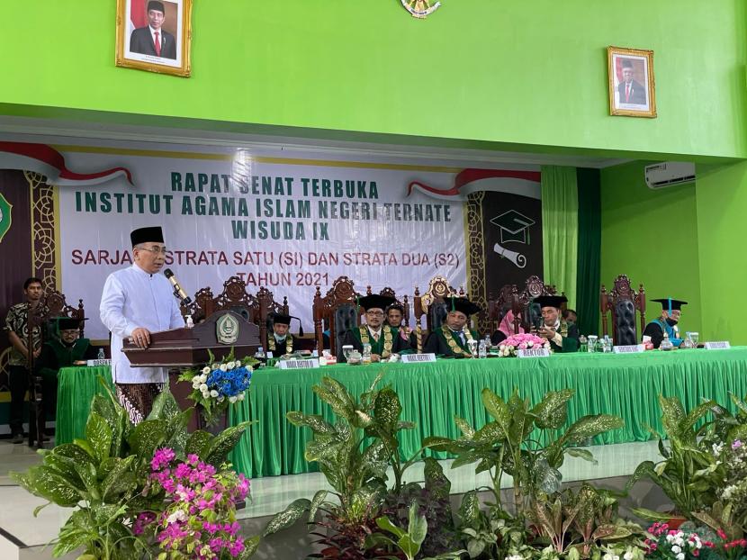 Katib Aam PBNU KH Yahya Cholil Staquf saat memberikan orasi di acara wisuda ke-9 IAIN Ternate, Maluku Utara, Kamis (30/9)