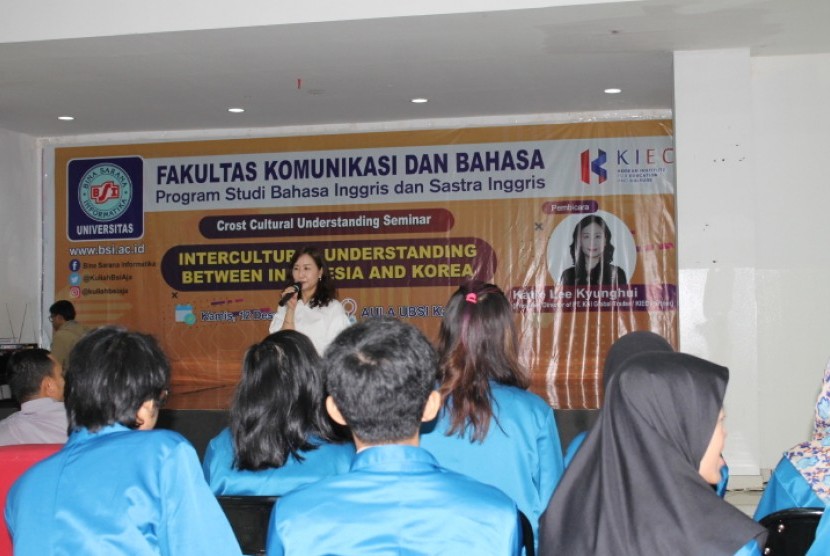 Katie Lee Kyunghui selaku President Director of PT KNI Global Trade Leader and Business Development Specialty of Korea Trade Invesment Promotion Agency (KOTRA) saat mengisi  Cross Cultural Understanding Seminar  di Aula UBSI Kampus Kalimalang.