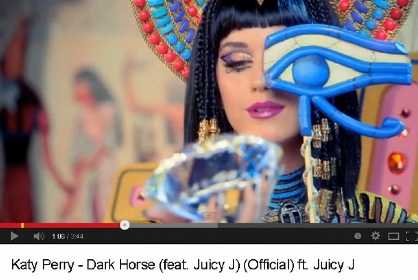 Katy Perry dengan lambang Mata Ra